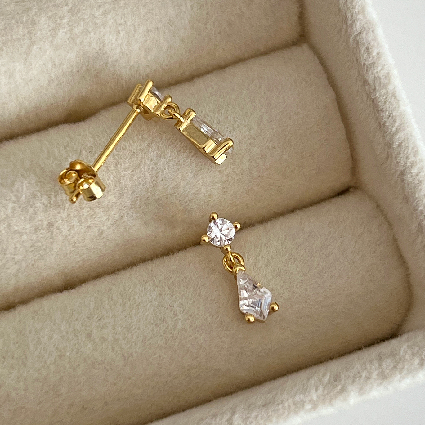 Gold Eyelashes Earring