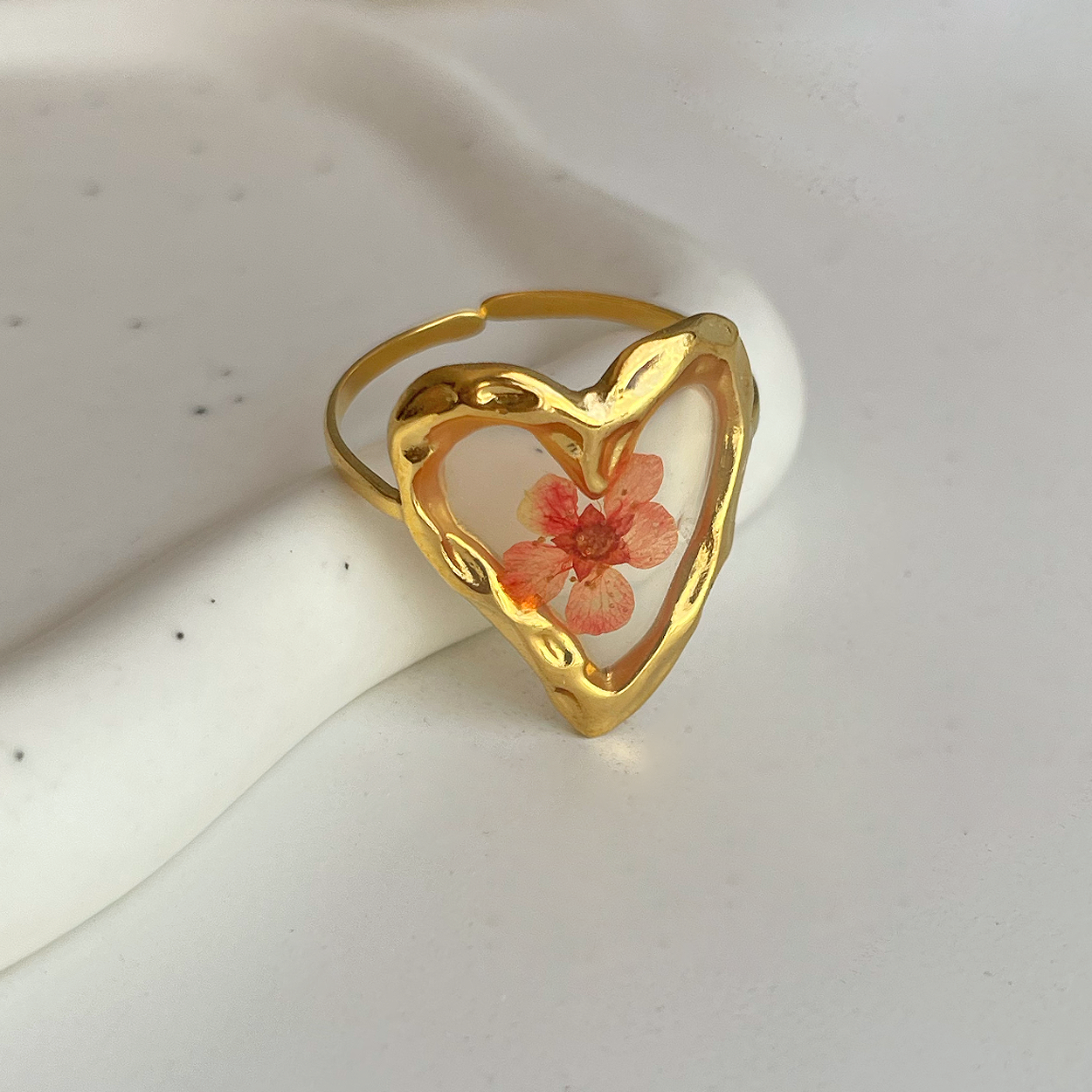 Anillo Corazón y Flores Oro