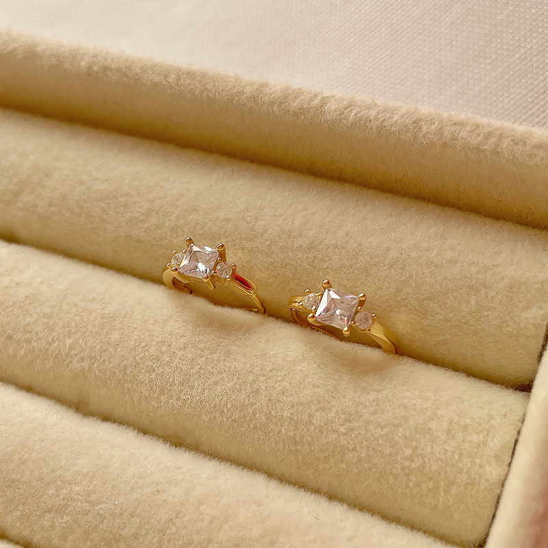 Axelia Gold Earrings