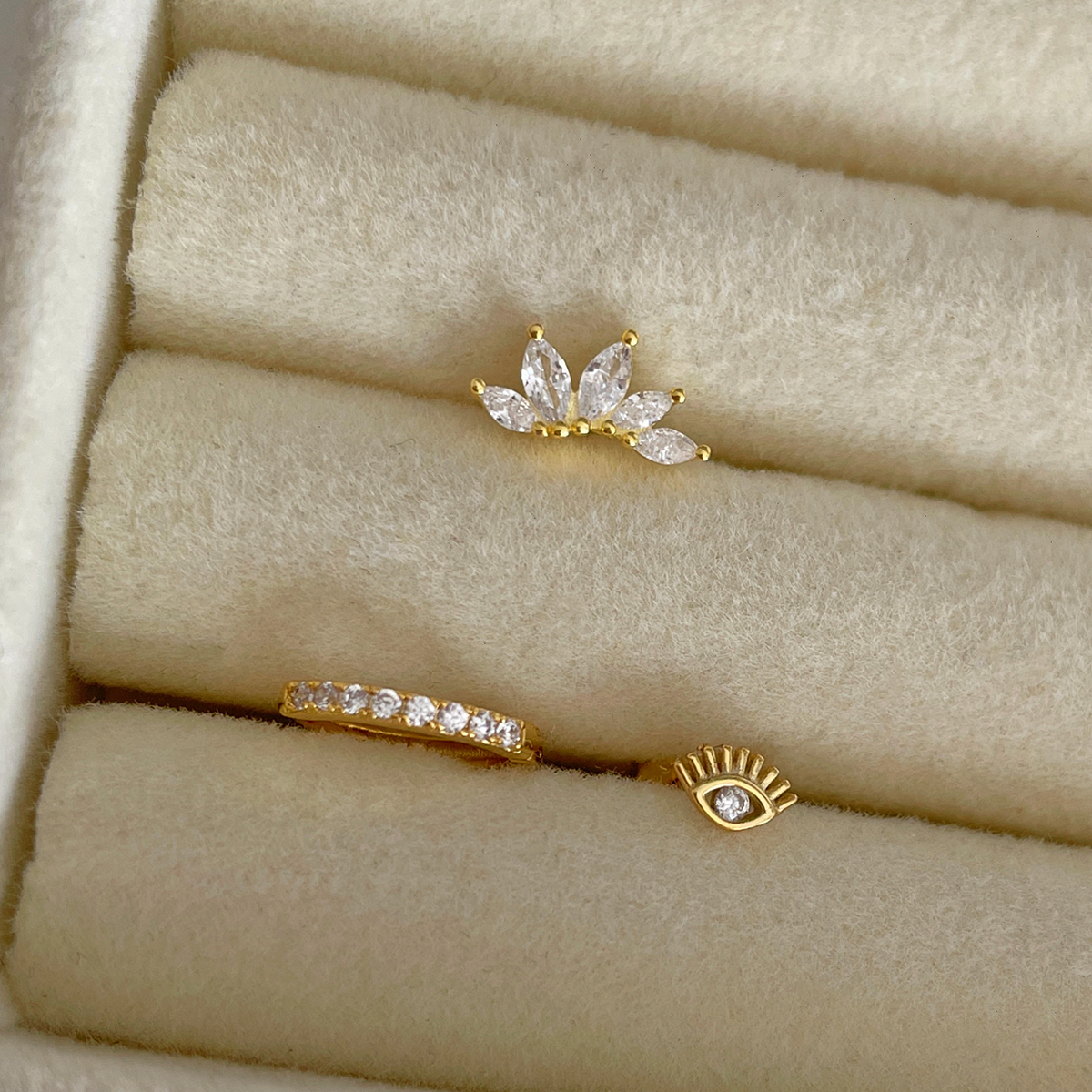 White Gold Tabi Earring