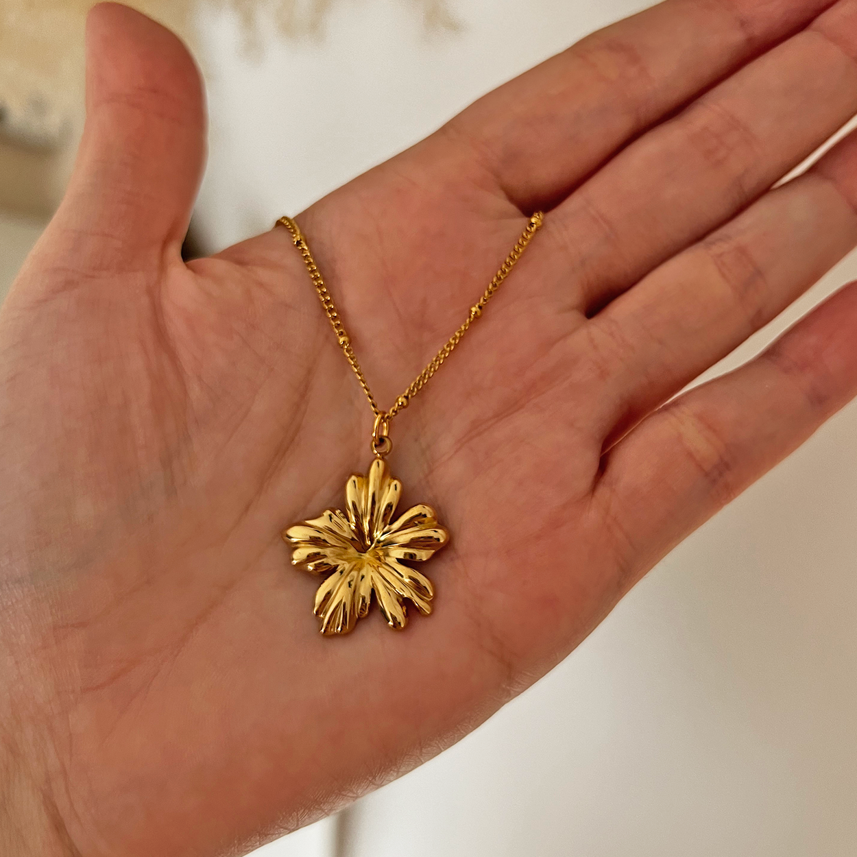 Collar Flor de Hibisco Oro