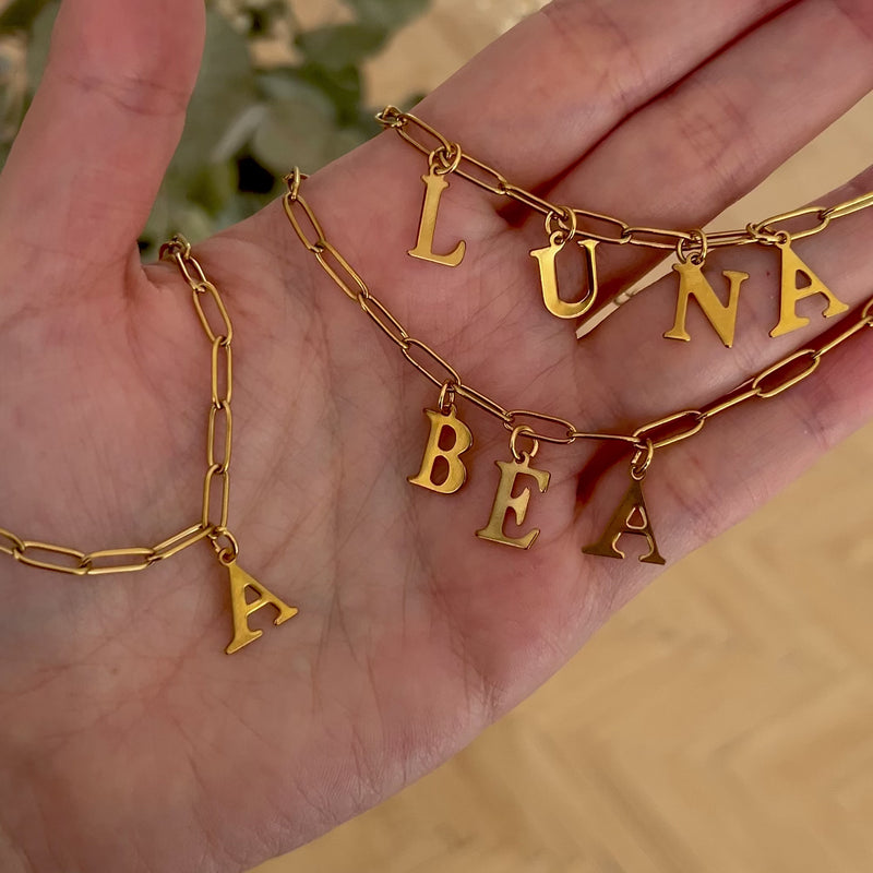 Bracciale a maglie con lettere personalizzate in oro