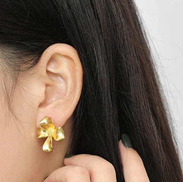 Gold Fleur Earrings 