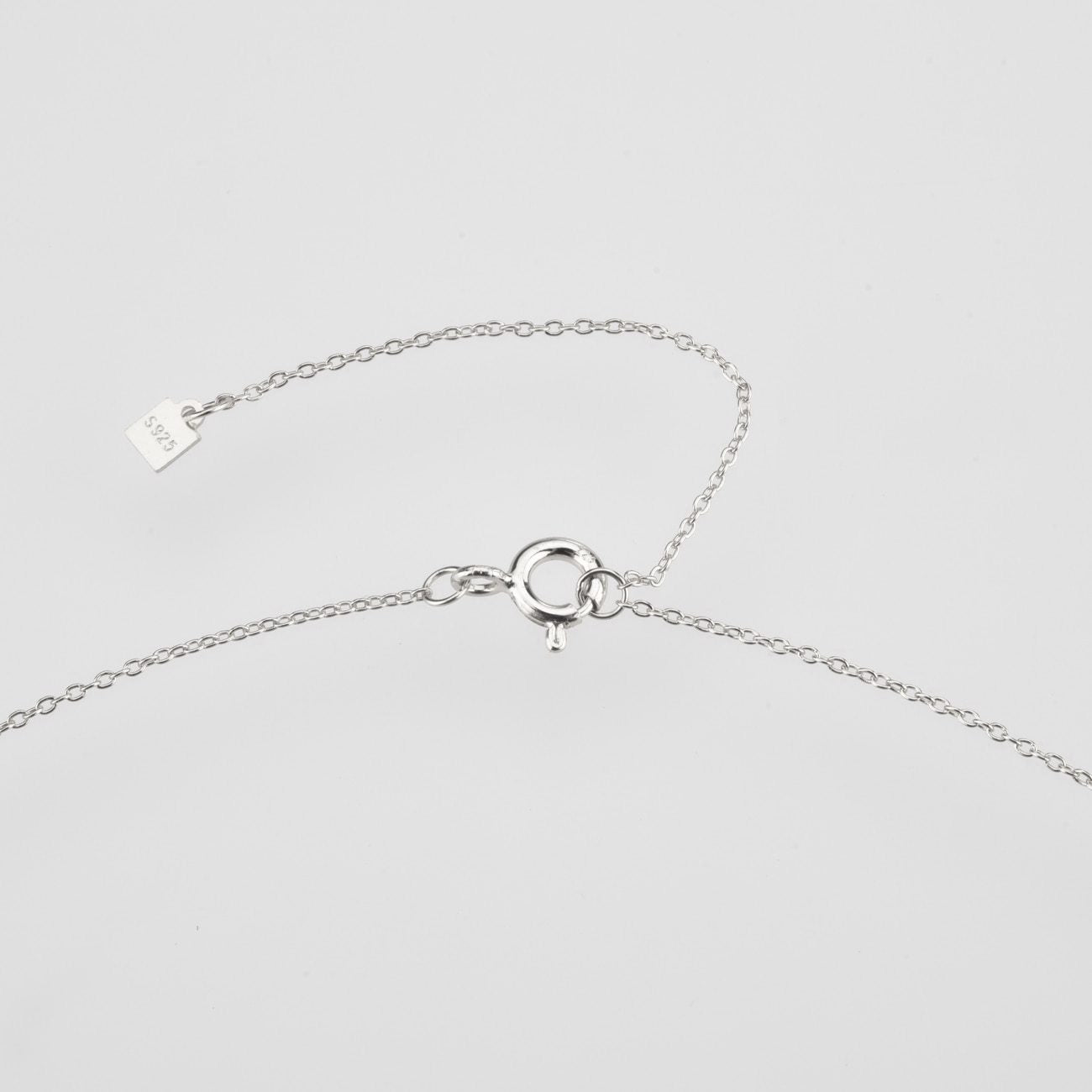 Collar White Spring Incial Plata